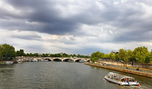 Navire touristique sur la Seine — Photo