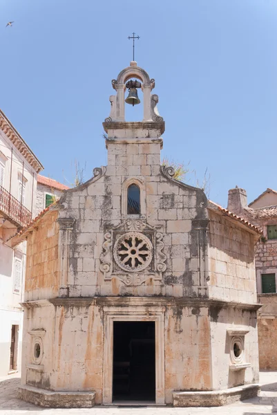 Eine Kirche in der kroatischen Stadt Vrboska — Stockfoto