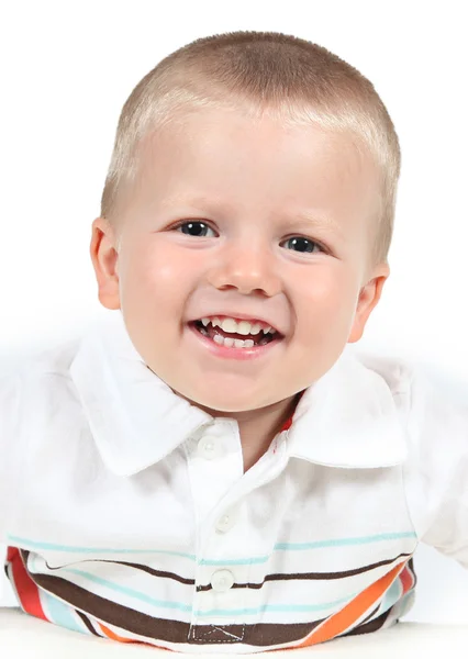 Маленький хлопчик позує з посмішкою — стокове фото