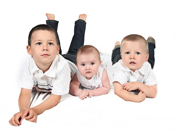 Crianças posando para foto de família — Fotografia de Stock