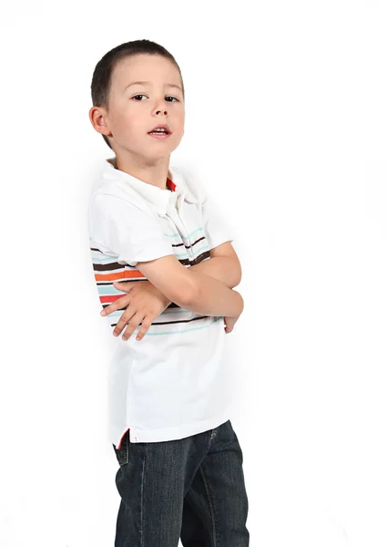 Kleiner Junge posiert mit einem Lächeln — Stockfoto