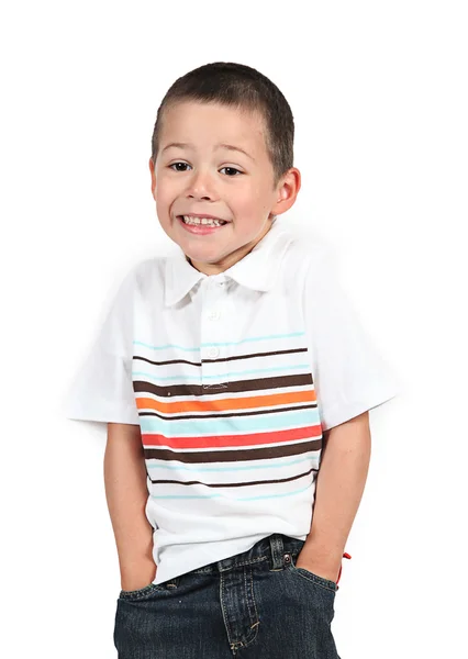 Kleiner Junge posiert mit einem Lächeln — Stockfoto