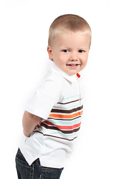 Malý chlapec pózuje s úsměvem — Stock fotografie