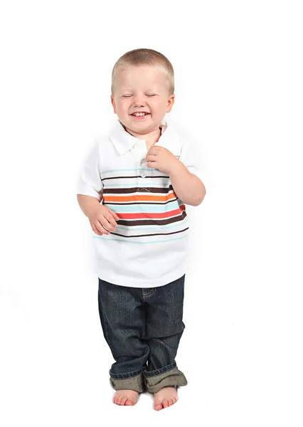 Liten pojke poserar med leende — Stockfoto
