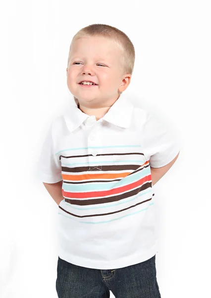 Маленький мальчик позирует с улыбкой — стоковое фото
