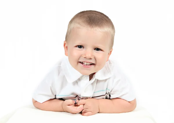 Petit garçon posant avec sourire — Photo