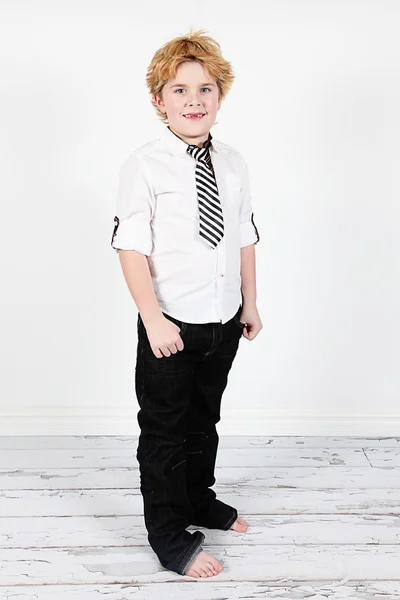 Χαριτωμένο μικρό αγόρι που ποζάρουν για την κάμερα σε άσπρο φόντο — Φωτογραφία Αρχείου