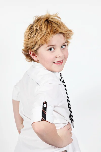 Söt liten pojke poserar för kameran på vit bakgrund — Stockfoto