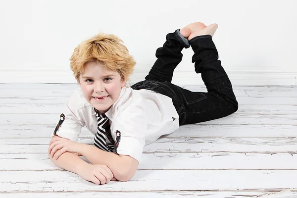 Niedliche kleine Junge posiert für die Kamera auf weißem Hintergrund — Stockfoto