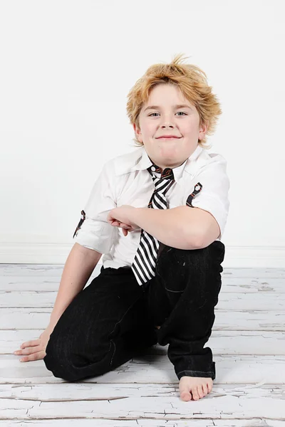 Kamera a fehér háttér előtt pózoló aranyos kisfiú — Stock Fotó