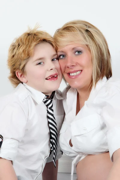 Aranyos kisfiú és anya — Stock Fotó