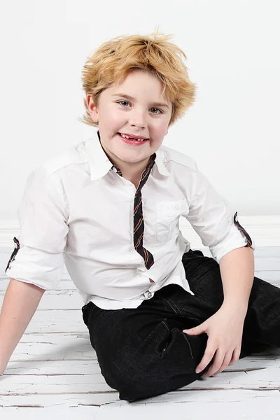 Niedliche kleine Junge posiert für die Kamera auf weißem Hintergrund — Stockfoto