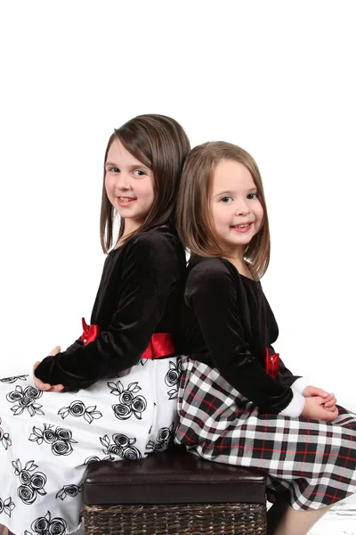 Adoráveis irmãzinhas isoladas no fundo branco — Fotografia de Stock