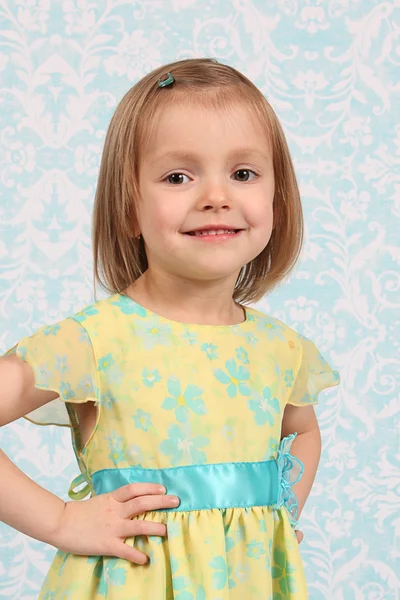 Entzückendes kleines Mädchen auf Studiohintergrund — Stockfoto