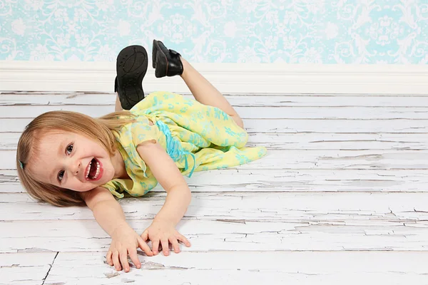 Entzückendes kleines Mädchen macht lustige Gesichter im Studio — Stockfoto