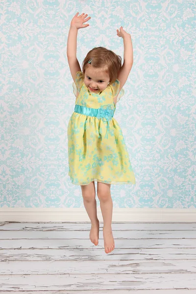 Adorável menina pulando no ar no estúdio — Fotografia de Stock