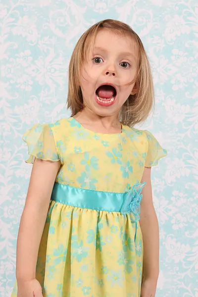 Schattig meisje maken grappige gezichten in studio — Stockfoto