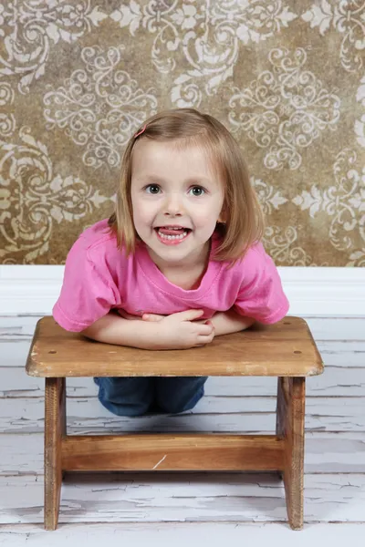 Entzückendes kleines Mädchen auf Studiohintergrund — Stockfoto