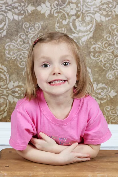 Adorabile bambina su sfondo studio — Foto Stock
