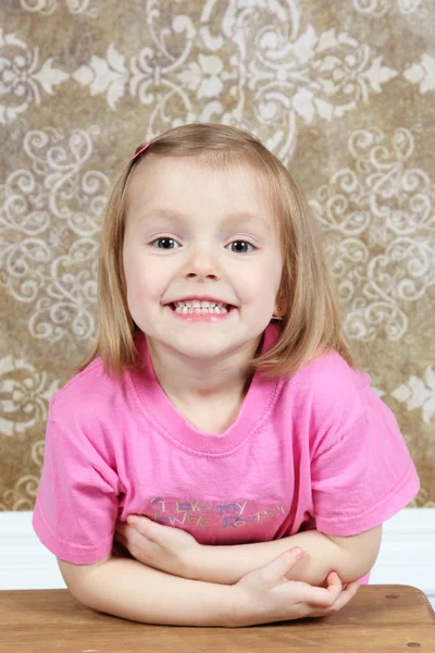 Adorabile bambina su sfondo studio — Foto Stock