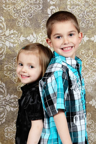Sevimli küçük kardeşi ve kız kardeşi studio zemin üzerine — Stok fotoğraf