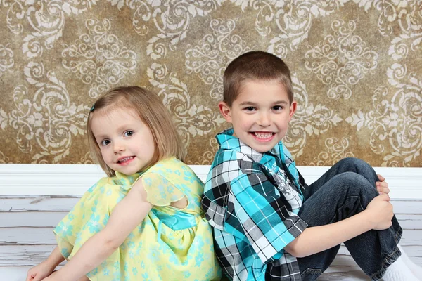 Roztomilý malý bratr a sestra na studio pozadí — Stock fotografie