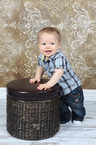 Söt liten pojke poserar för kameran — Stockfoto