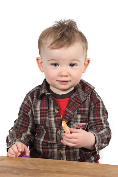 Ładny, mały chłopiec, pozowanie na kamery — Zdjęcie stockowe
