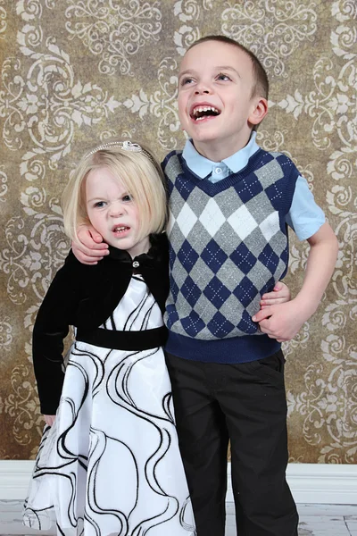 Adorável irmãozinho e irmã se divertindo no fundo do estúdio — Fotografia de Stock
