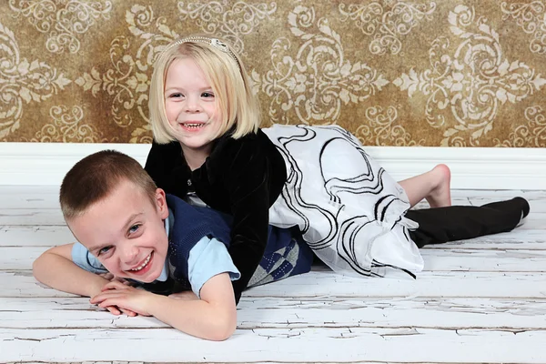 Bedårande lilla bror och syster på studio bakgrund — Stockfoto
