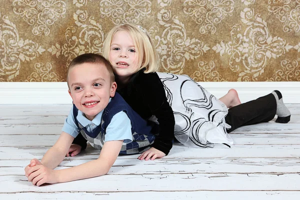 Entzückende kleine Bruder und Schwester auf Studiohintergrund — Stockfoto