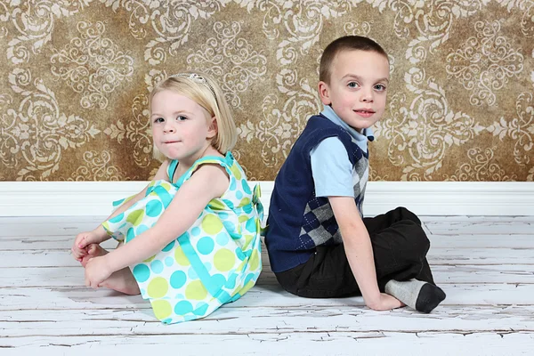 Ładny mały brat i siostra na studio tło — Zdjęcie stockowe