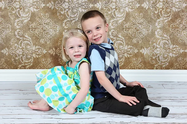 Adorabile fratellino e sorella su sfondo studio — Foto Stock