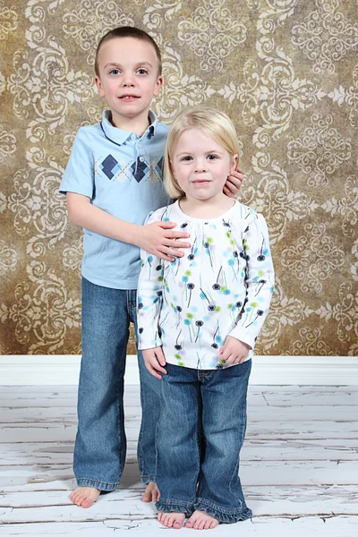 Sevimli küçük kardeşi ve kız kardeşi studio zemin üzerine — Stok fotoğraf