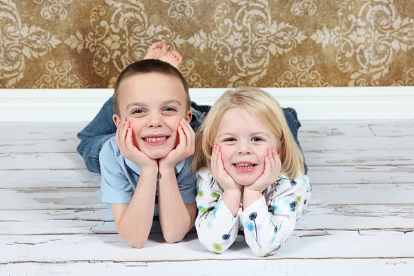 Entzückende kleine Bruder und Schwester auf Studiohintergrund — Stockfoto