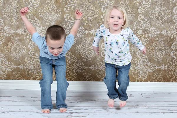 Adoráveis crianças pulando no ar no estúdio — Fotografia de Stock