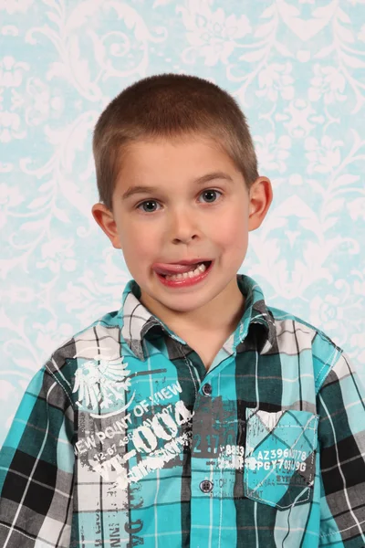 Netter kleiner Junge posiert mit albernem Gesicht für die Kamera — Stockfoto
