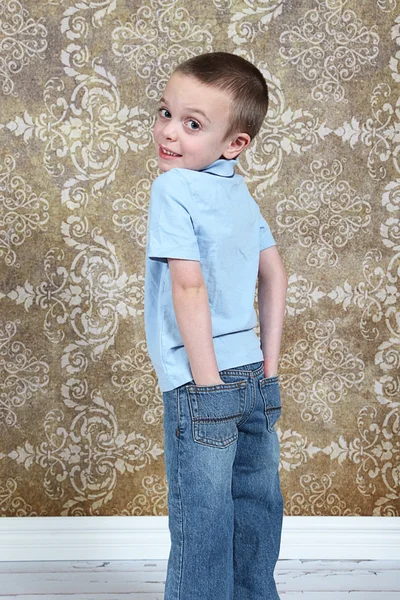 Carino bambino in posa per la fotocamera — Foto Stock