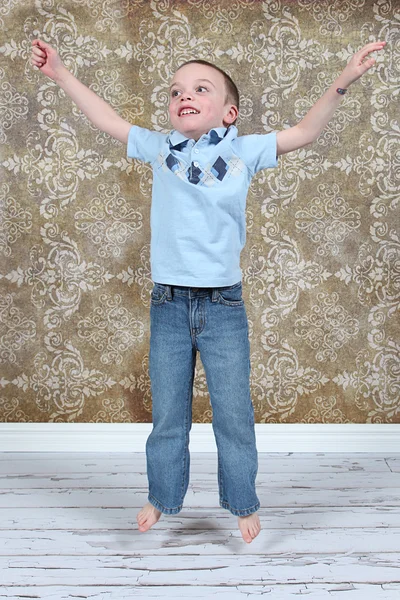 Netter kleiner Junge posiert für die Kamera — Stockfoto