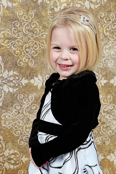 Süßes kleines Mädchen im Studio posiert für die Kamera — Stockfoto