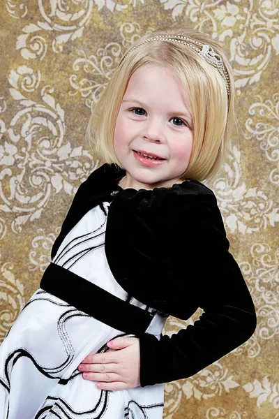 Süßes kleines Mädchen im Studio posiert für die Kamera — Stockfoto