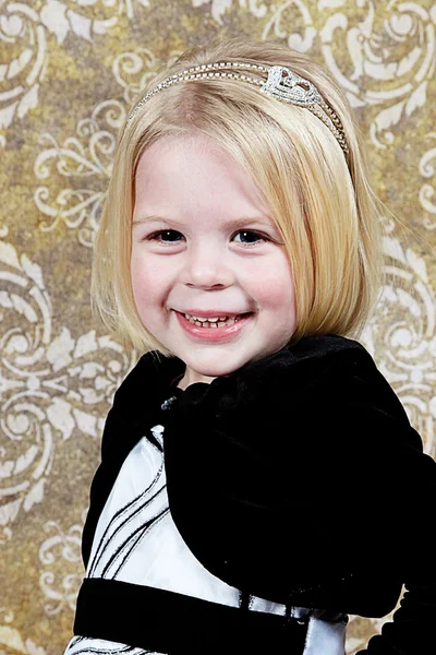 Schattig klein meisje in de studio poseren voor de camera — Stockfoto