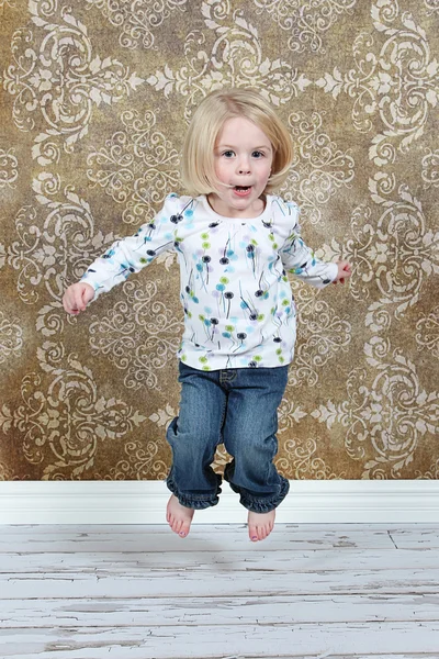 Adorabile bambina che salta in aria in studio — Foto Stock