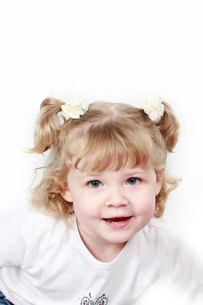 Schattig meisje geïsoleerd op witte achtergrond — Stockfoto