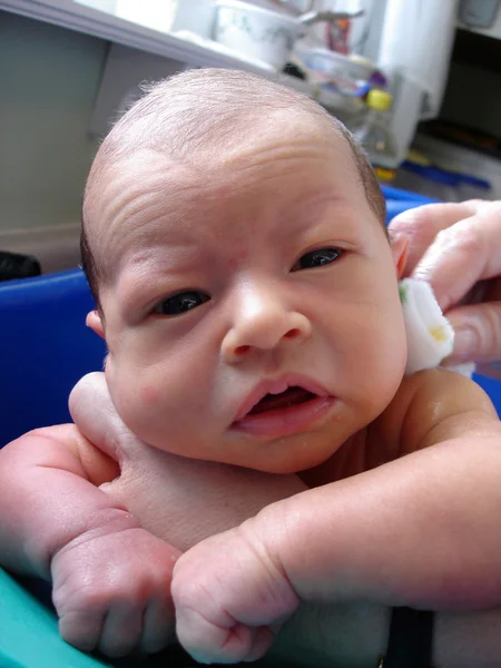 Coraz kąpiel noworodka — Zdjęcie stockowe