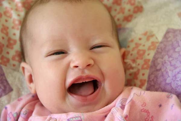 小さな女の赤ちゃんを笑って — ストック写真