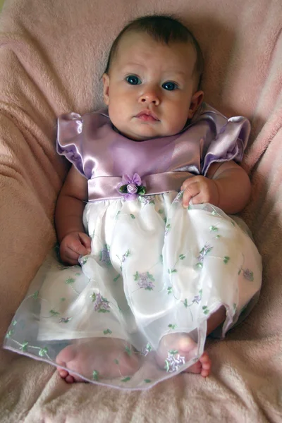 Lille baby pige i kjole - Stock-foto