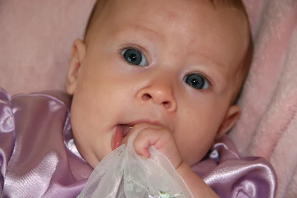 Baby flicka äter klänning — Stockfoto