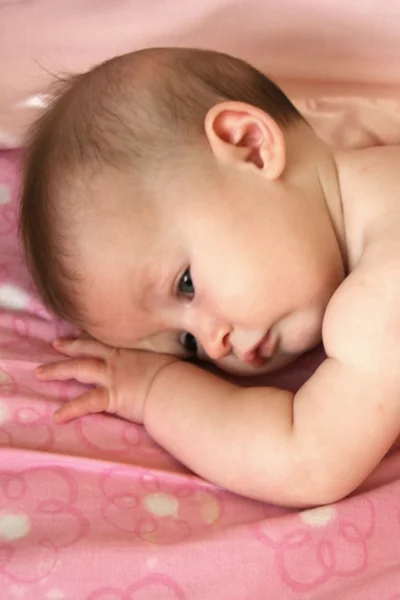Somnolent bébé fille — Photo