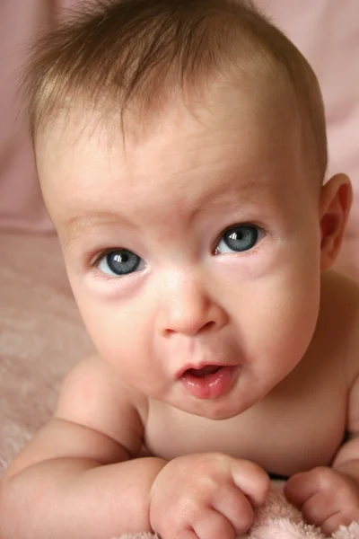 Pequeño bebé mirando hacia arriba —  Fotos de Stock